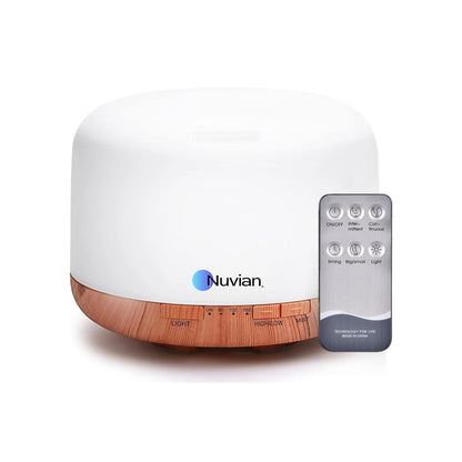 Diffuseur d'huiles essentielles Nuvian 500 ml et sa télécommande sur fond blanc